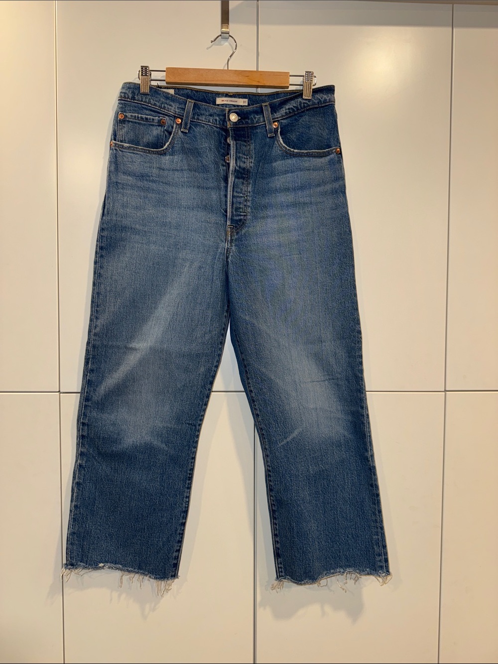 EUC Levi’s Cropped Ribcage Straight-Leg Women's Jeans in Medium Blue Wash sz31